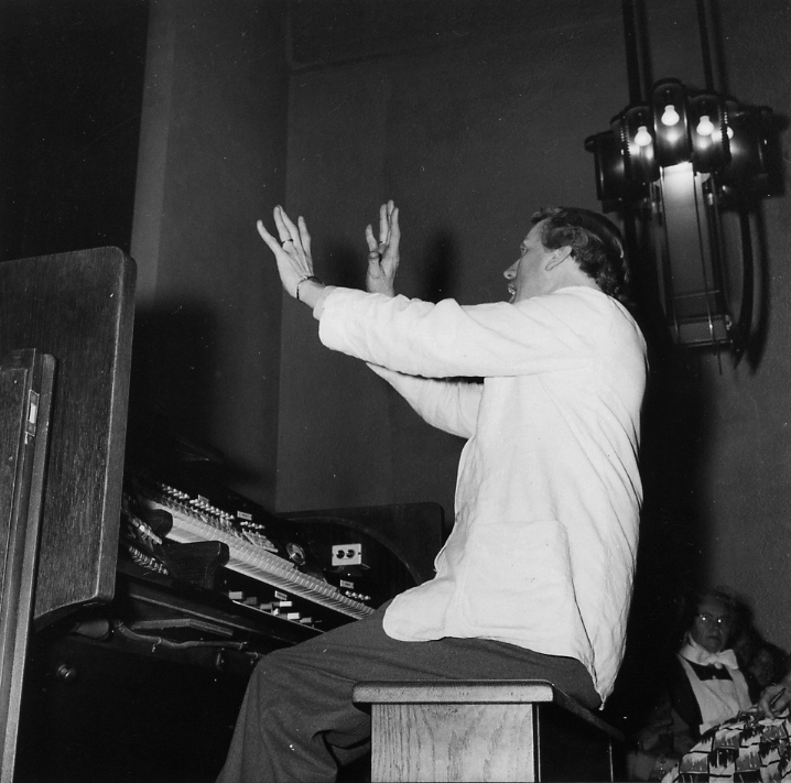  Piet van Egmond speelt en dirigeert vanaf de speeltafel van het orgel in de Jeruzalemkerk. Foto: Peter Tisseur